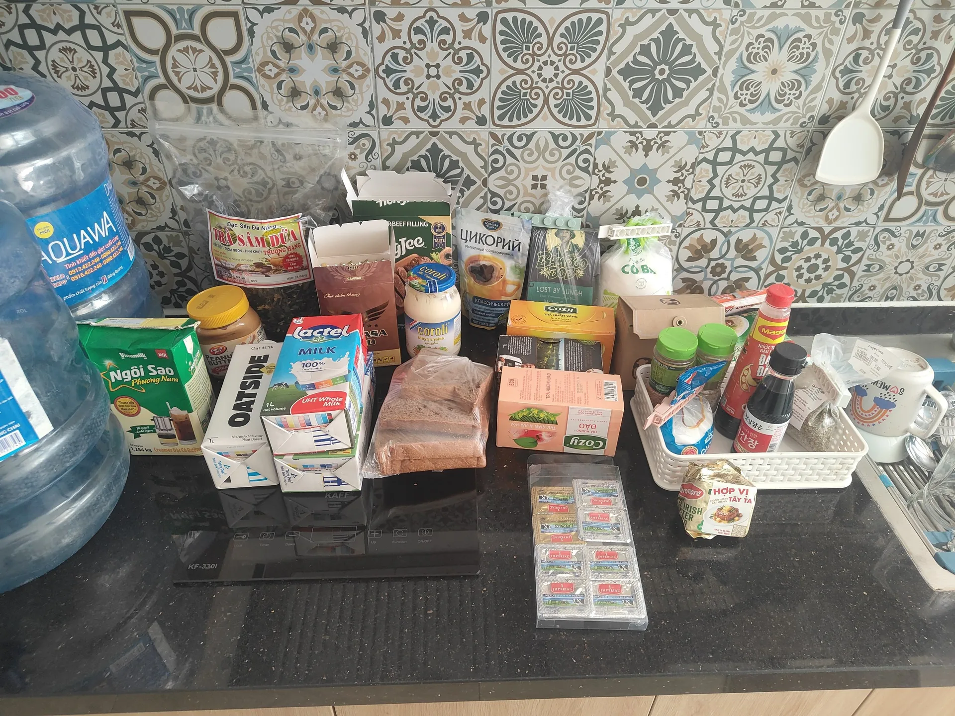 Продукты из холодильника комплектом с корзинкой