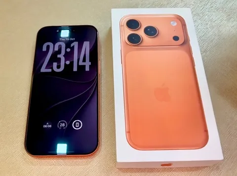 iPhone 17 Pro 256 ГБ, Cosmic Orange, фото 2
