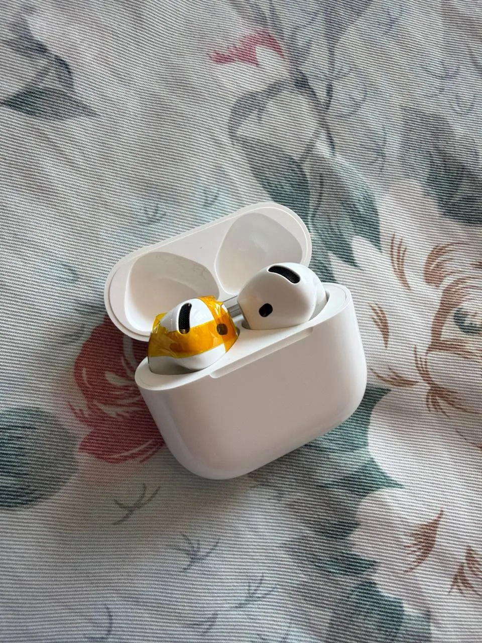 AirPods 4 ANC, работает один наушник