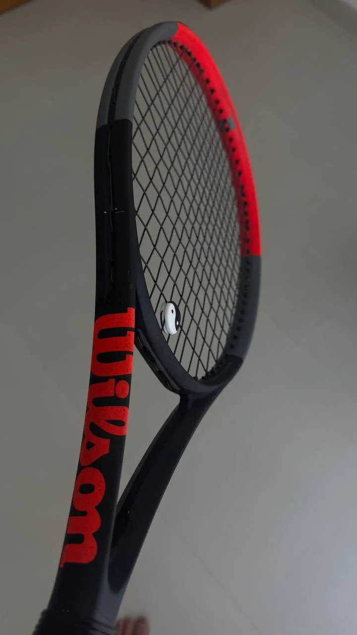 Теннисная ракетка Wilson Clash 100 v1 (295 г)
