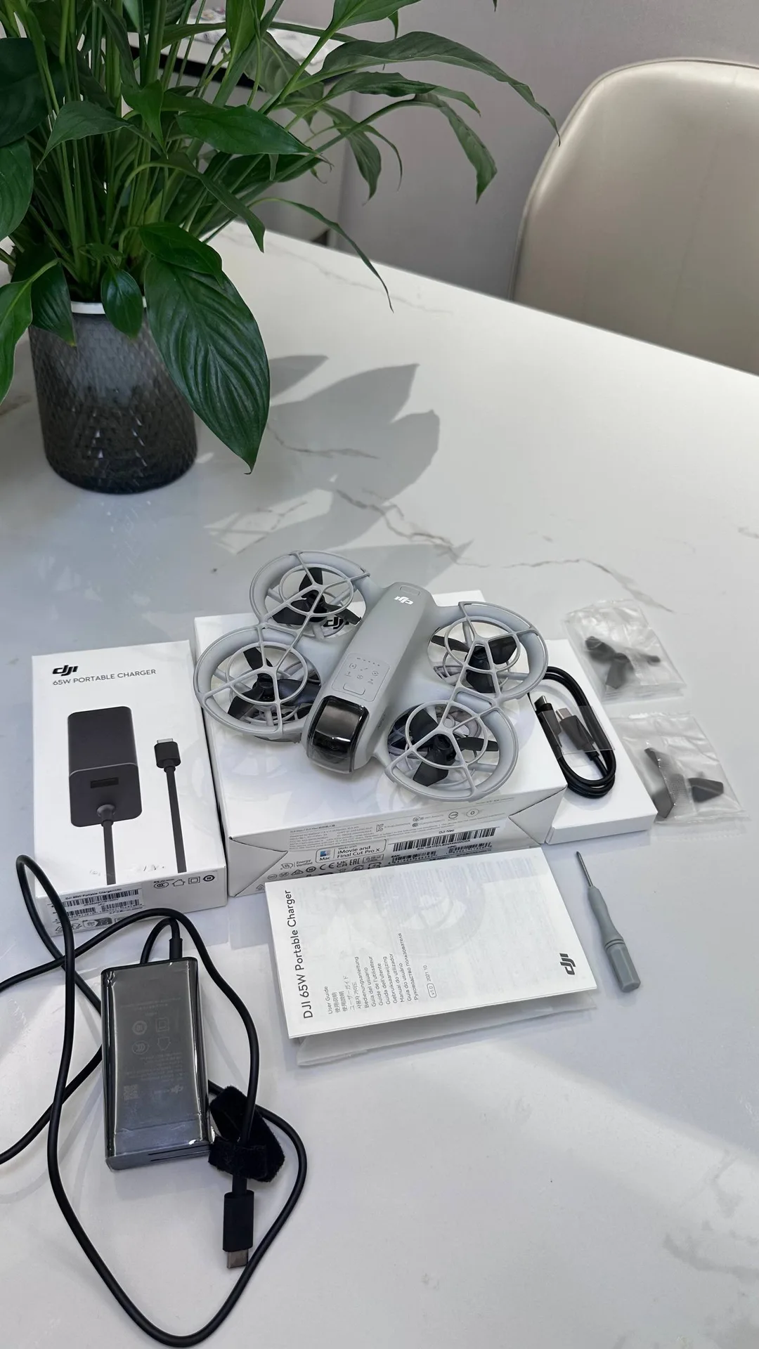 Дрон DJI Neo, полный комплект