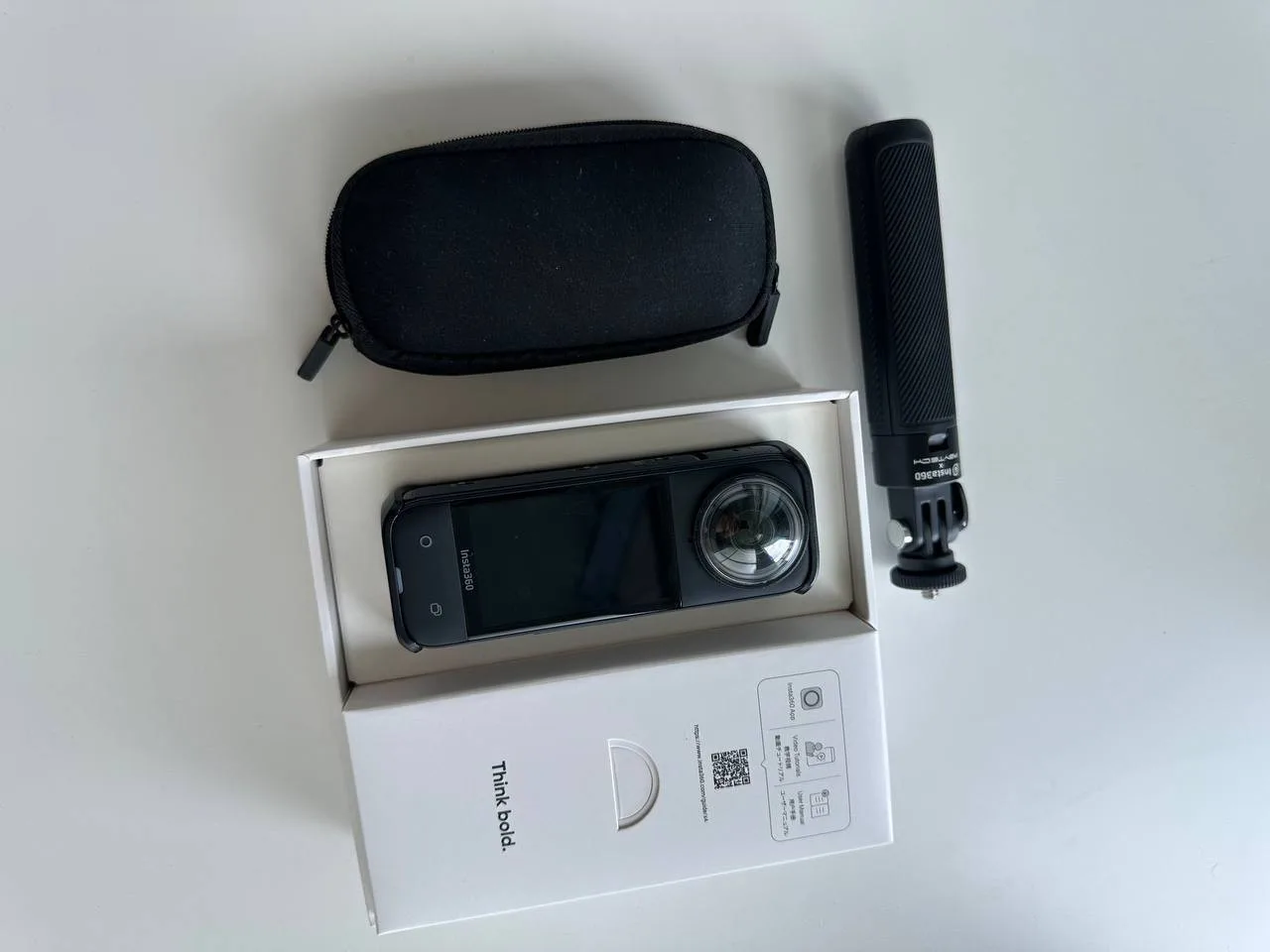 Камера Insta360 X4 с чехлом и штативом