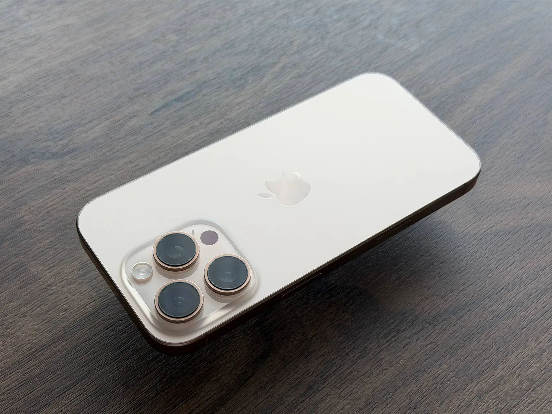 iPhone 16 Pro 128gb, золотистый, фото 3