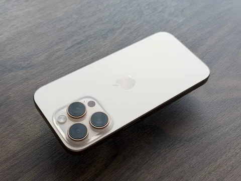 iPhone 16 Pro 128gb, золотистый, фото 3