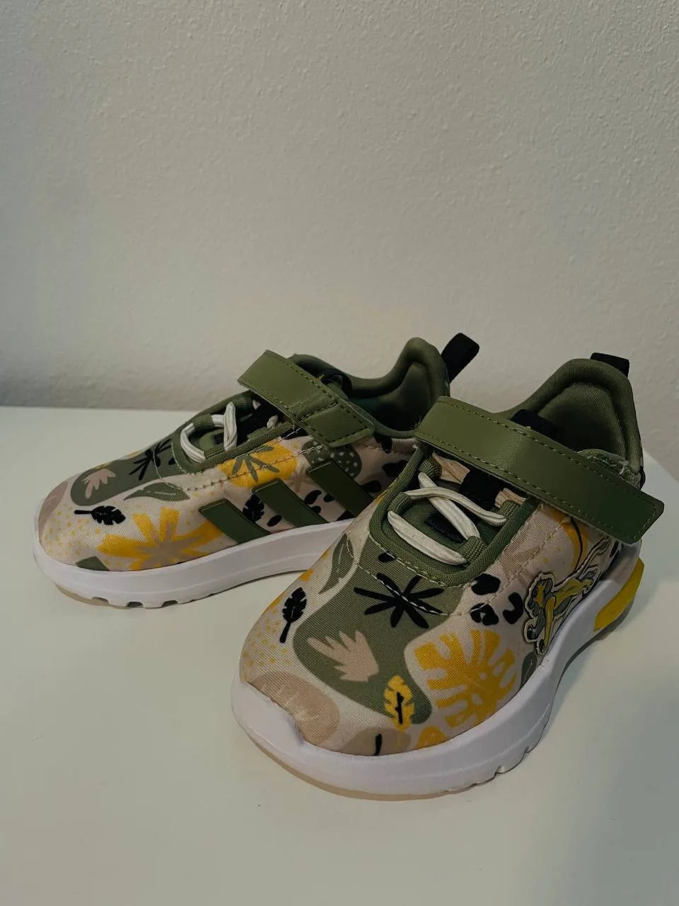 Детские кроссовки Adidas (UK 6K)