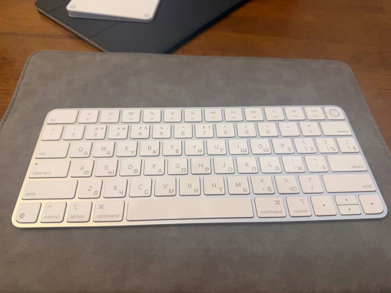 Apple Magic Keyboard (USB‑C), кириллица на клавишах