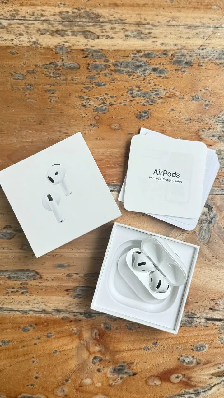 Apple AirPods 5 (Wireless Charging Case)