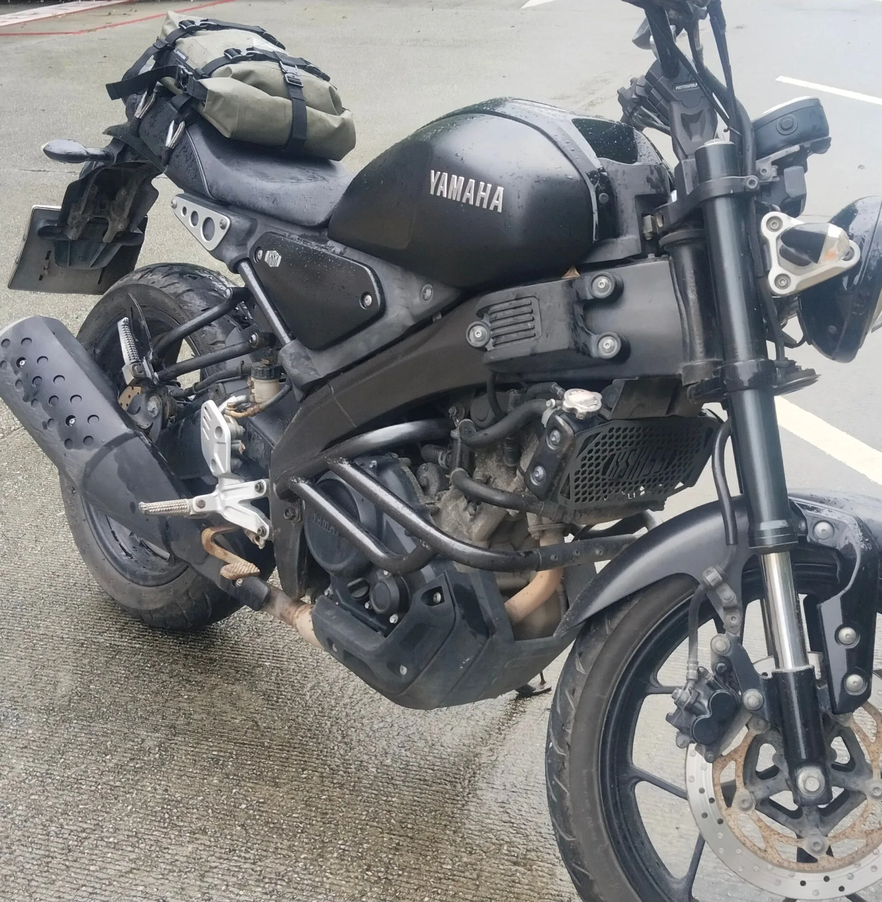 Yamaha XSR 155 со шлемом и сумкой