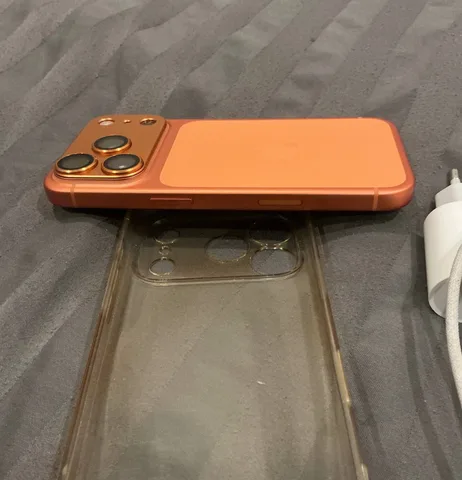 iPhone 17 Pro, оранжевый, фото 6
