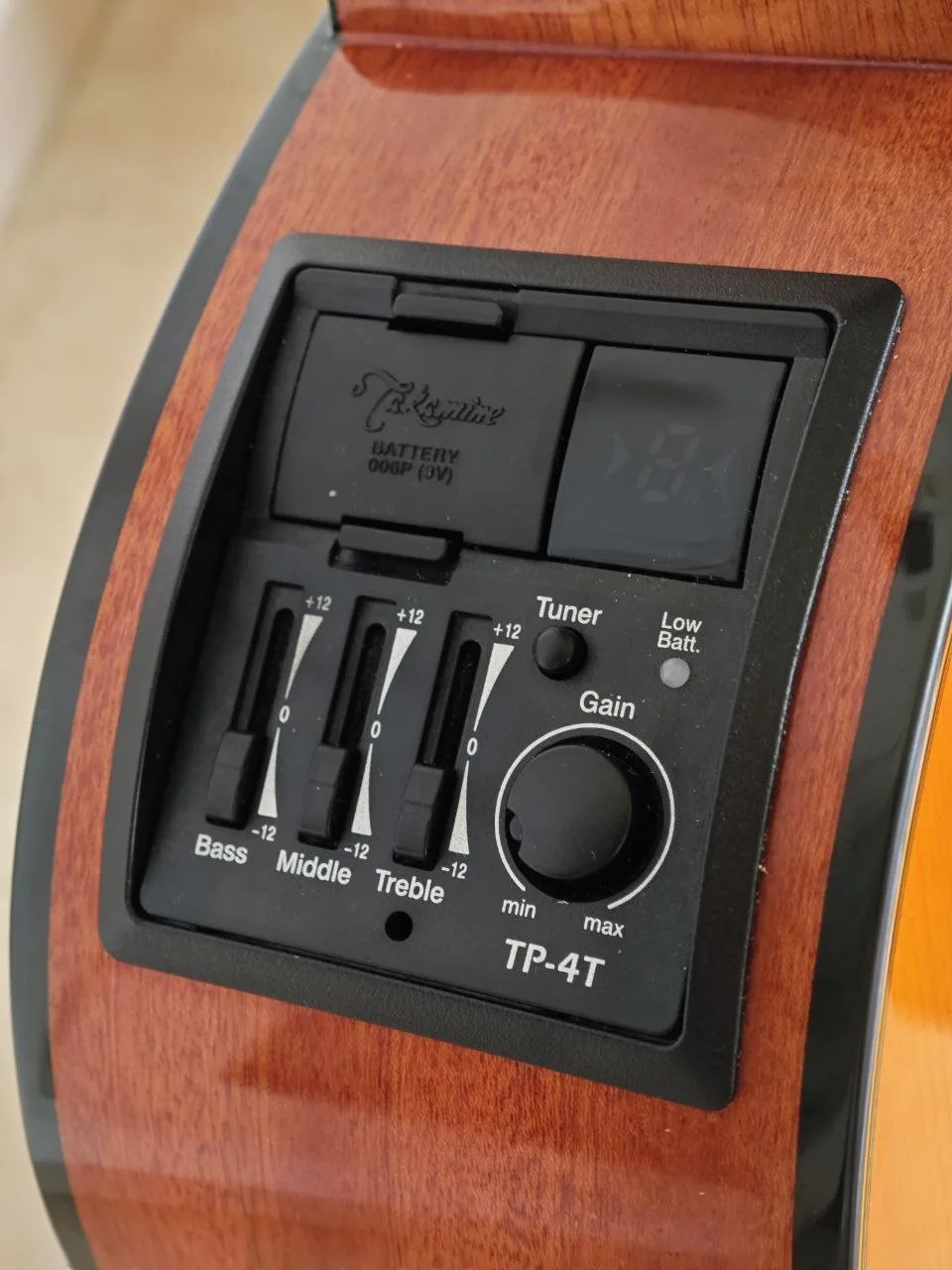 Электроакустическая классическая гитара Takamine GC1CE