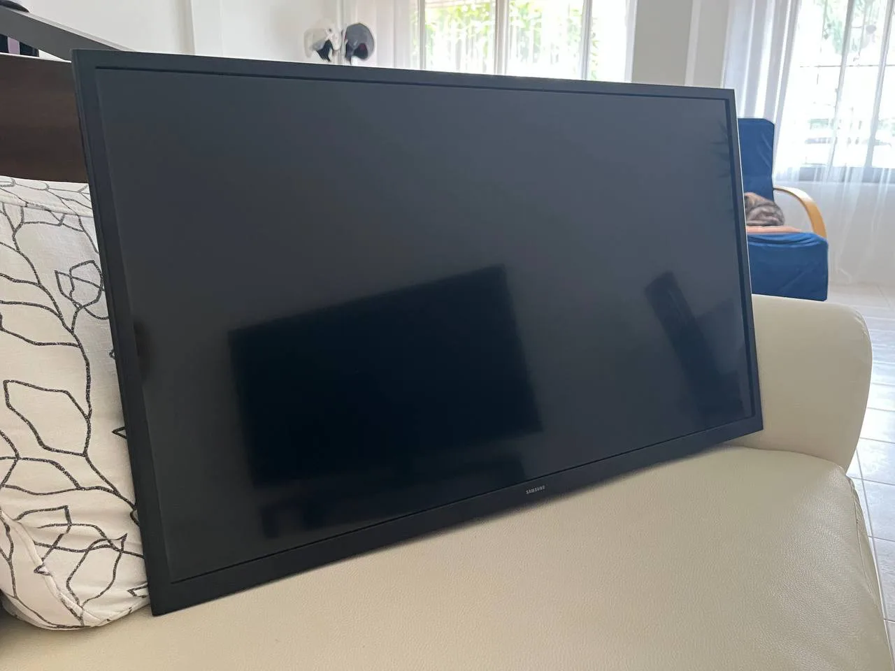 Телевизор Samsung smart 32, новый, с креплением