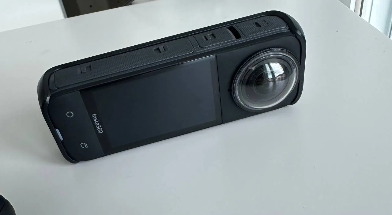 Камера Insta360 x4 с чехлом и штативом, фото 2