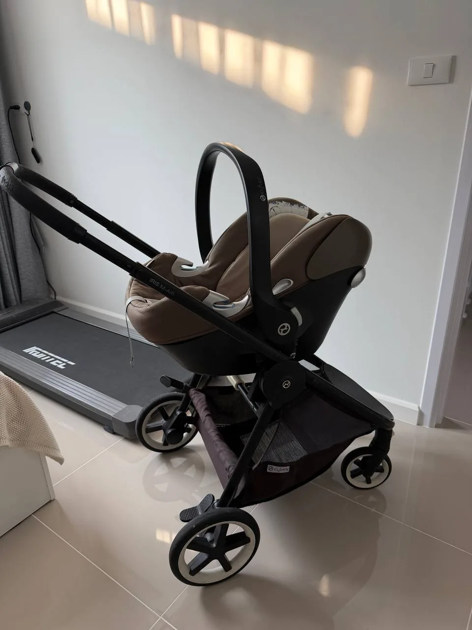 Cybex Iris M-Air: автолюлька и прогулочный блок