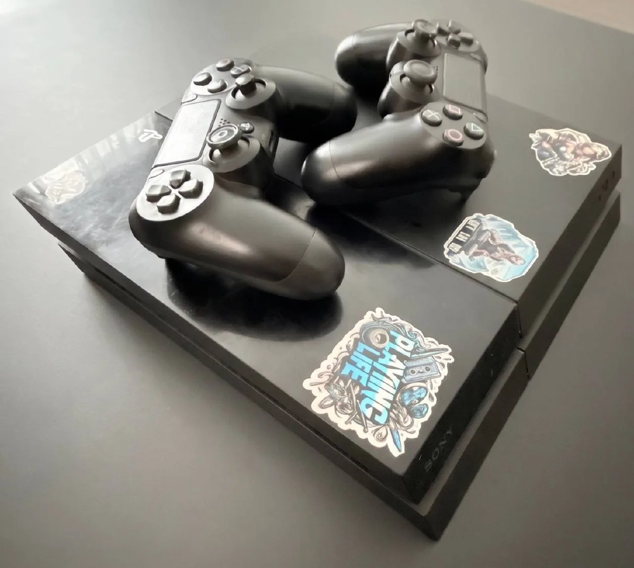 Sony PlayStation 4, 500 ГБ, 2 DualShock 4