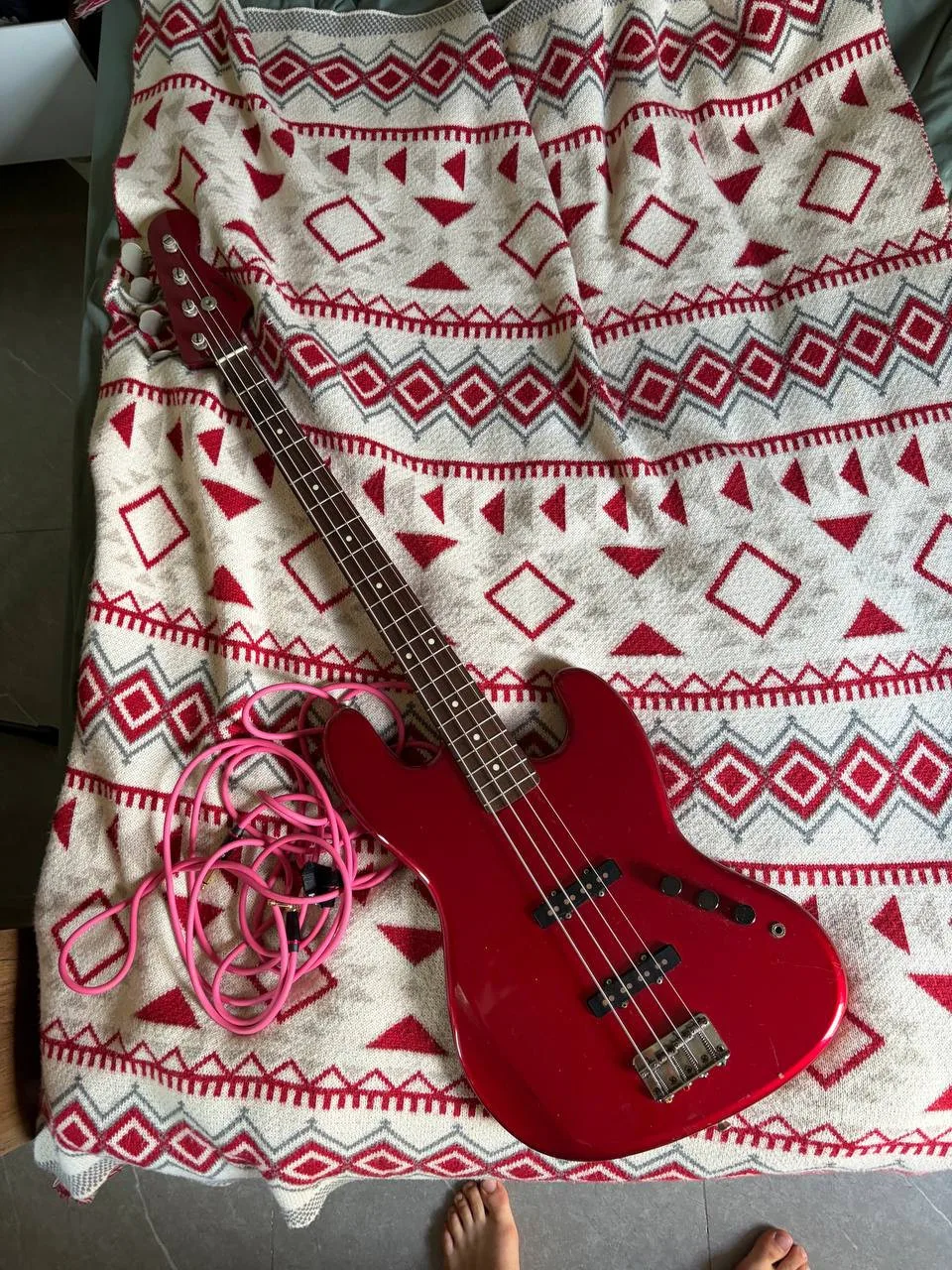 4-струнный бас + чехол Fender + кабель