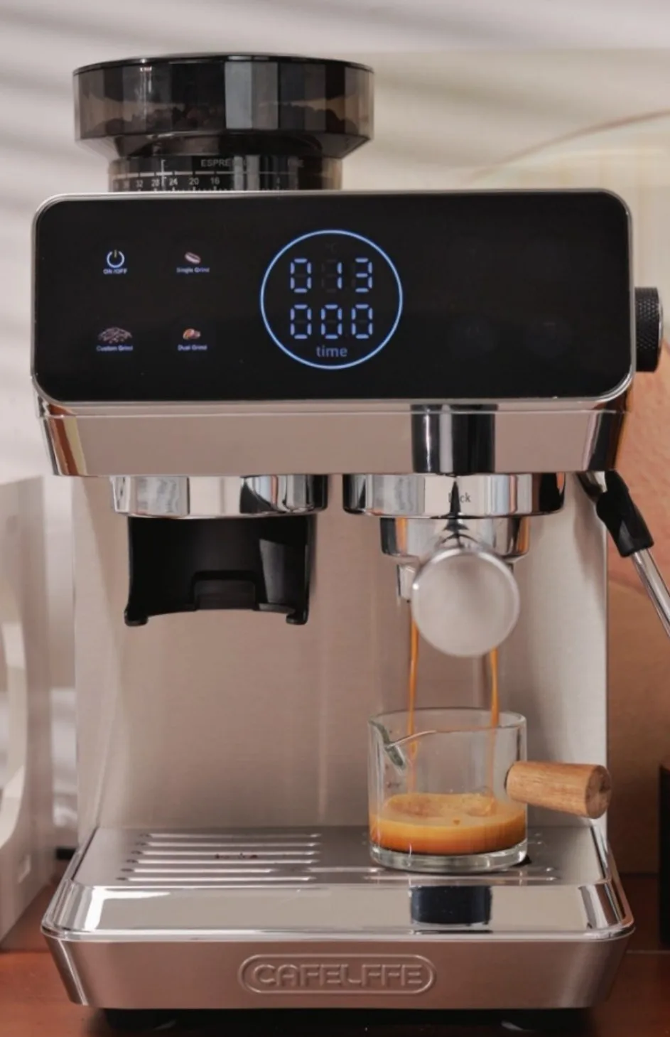 Рожковая кофемашина CAFELFFE со встроенной кофемолкой