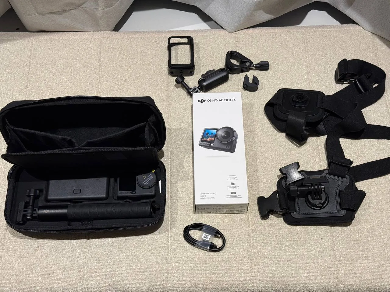 DJI Osmo Action 6 Adventure Combo с аксессуарами