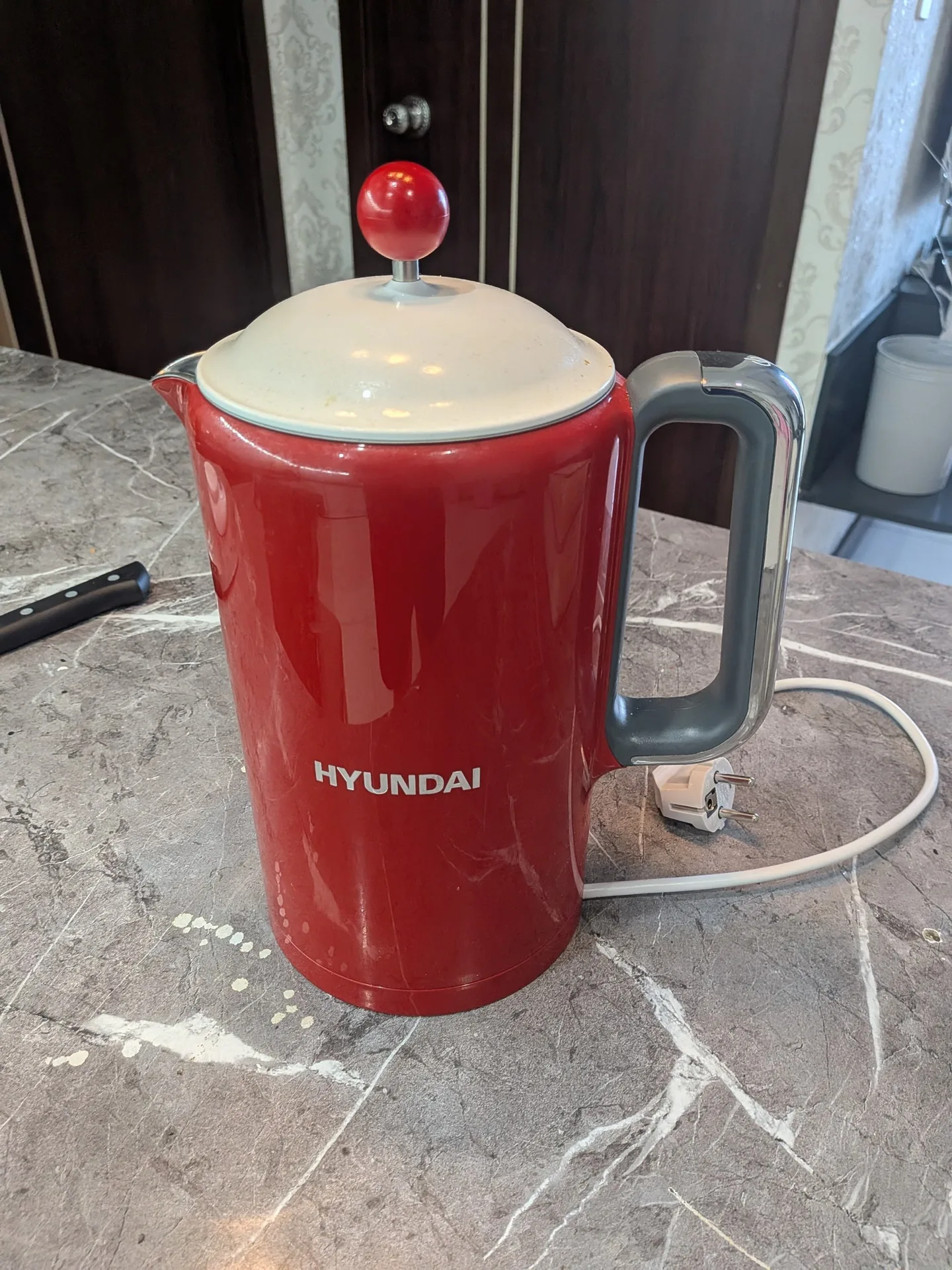 Электрический чайник Hyundai EK01RED, 1.5 литра
