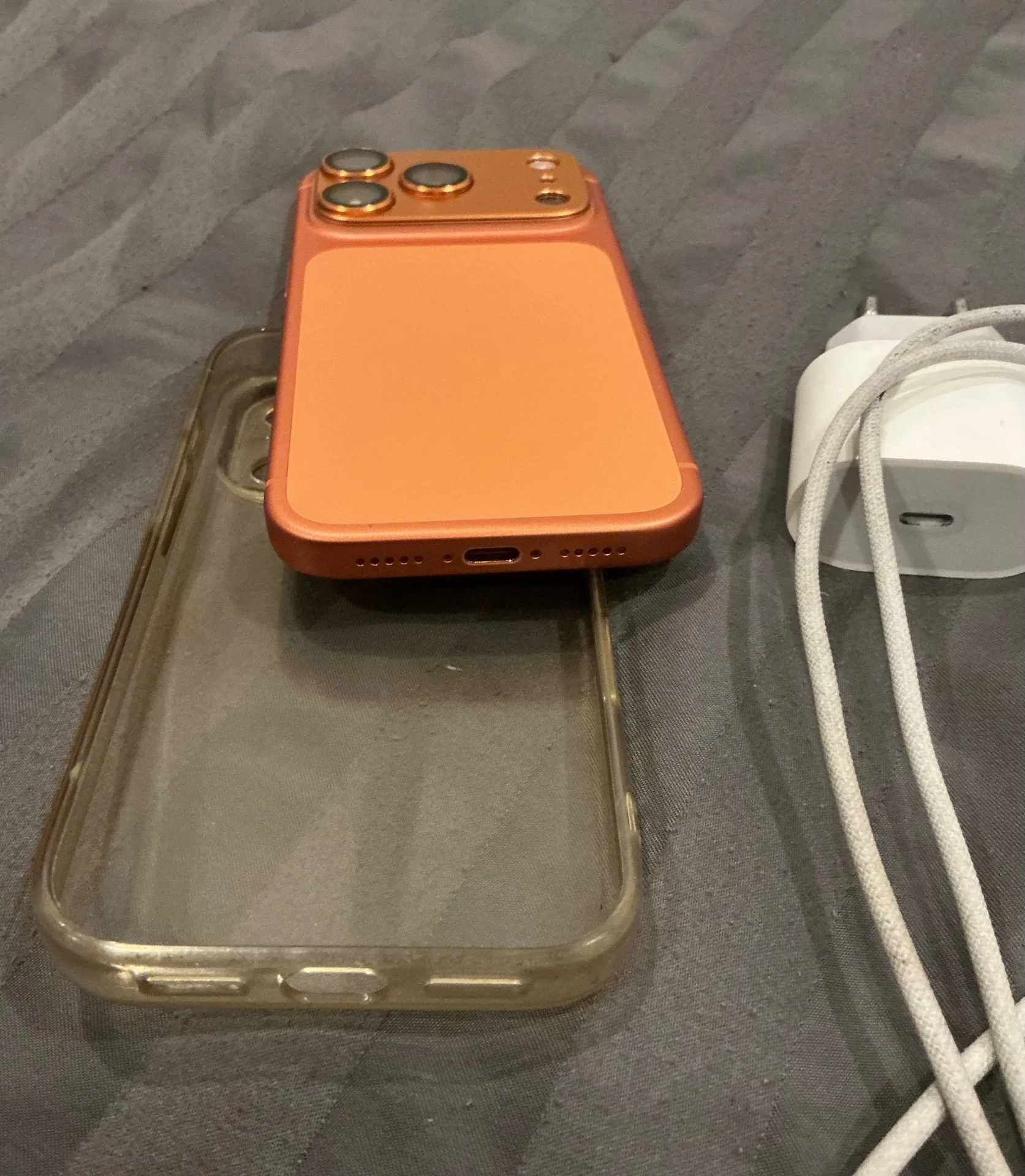 iPhone 17 Pro, оранжевый, фото 4