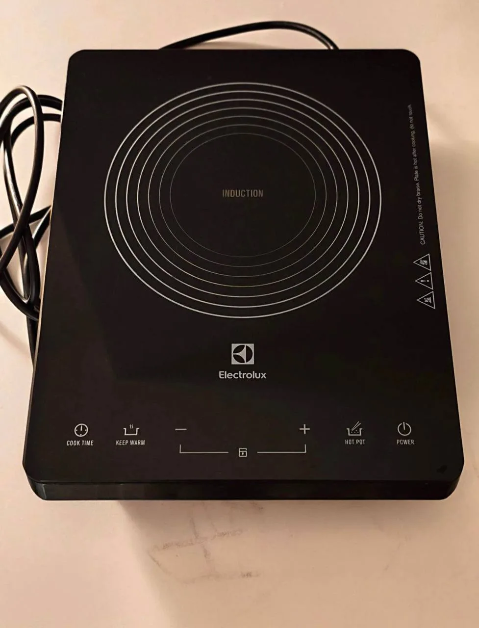 Индукционная плита Electrolux с набором посуды