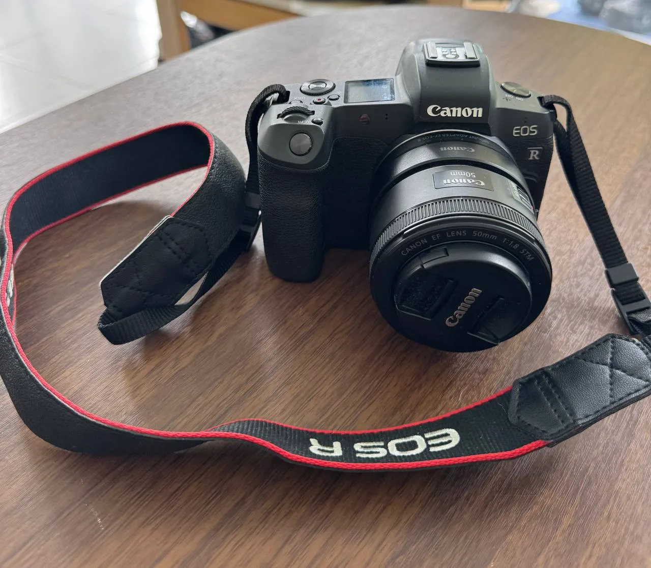 Фотоаппарат canon eos r с объективом 50 мм