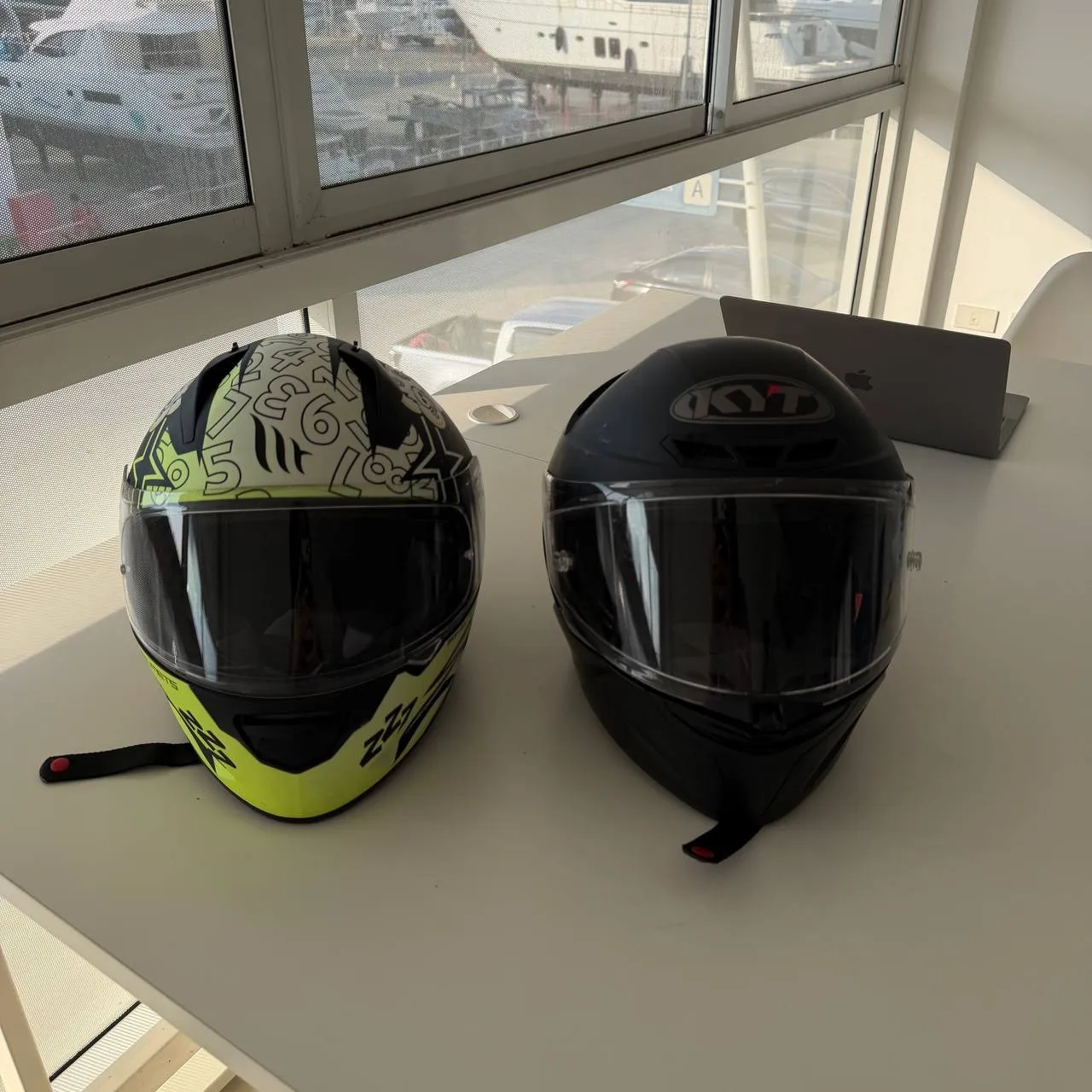 Два шлема-фулфейс MT Helmets Stinger и KYT, размер M
