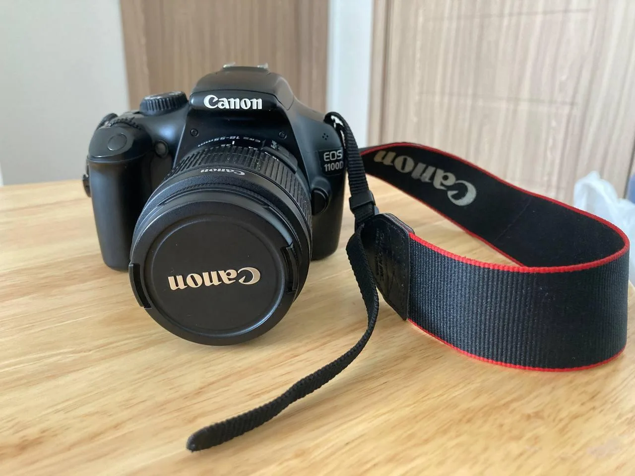 Canon EOS 1100D с объективом 18–55 мм