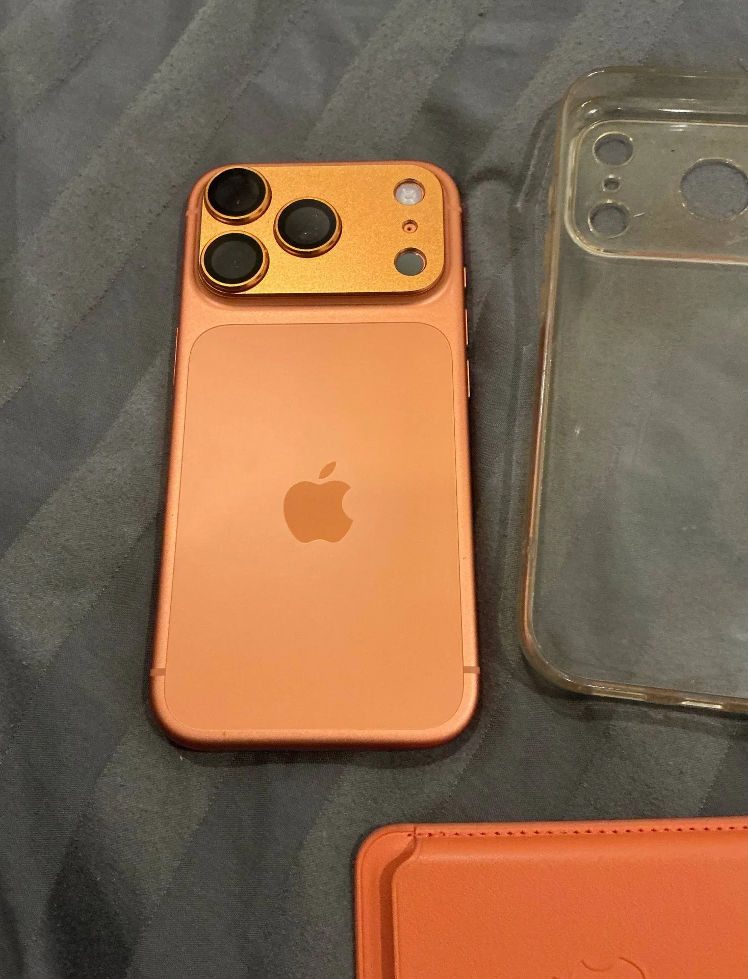 iPhone 17 Pro, оранжевый, фото 2
