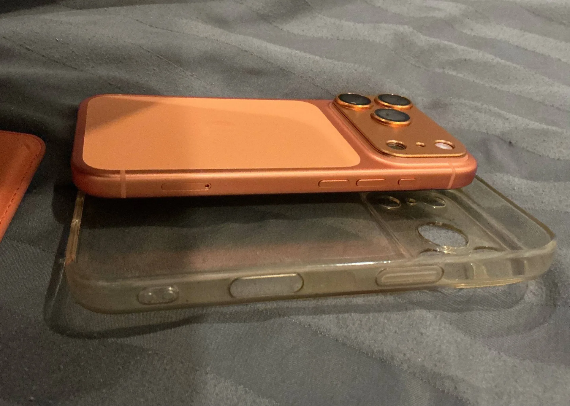 iPhone 17 Pro, оранжевый, фото 3